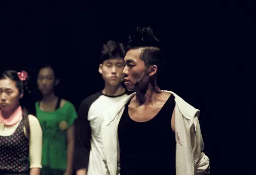 Max Giusti porta “Bollicine” al Teatro Alessandrino: una serata di satira, musica e confessioni